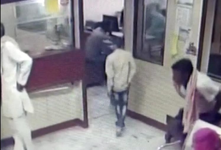 11 साल के बच्चे ने 36 सेकेंड में बैंक से उड़ाए 20 लाख रुपये, वारदात सीसीटीवी में कैद सीसीटीवी में कैद वारदात।