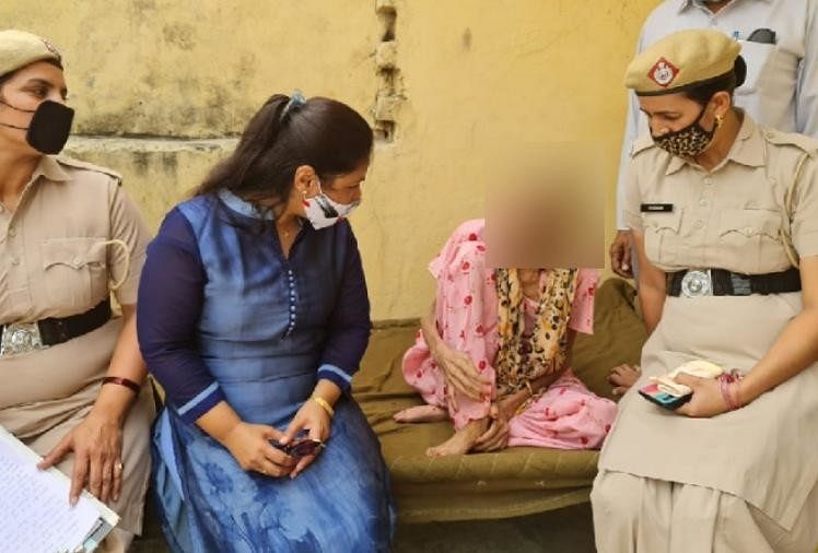 डेढ़ साल से पत्नी को टॉयलेट में बंद रखा, शरीर में सिर्फ हड्डियों का ढांचा बचा महिला एवं बाल संरक्षण अधिकारी रजनी गुप्ता व अन्य पीड़िता से पूछताछ करते हुए।