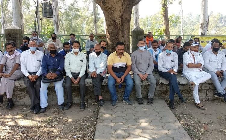 कांग्रेस ने सांकेतिक धरना देकर राज्यपाल को भेजा ज्ञापन घुमारवीं में ज्ञापन देने से पहले बैठे कांग्रेस के लोग एंव पदाधिकारी