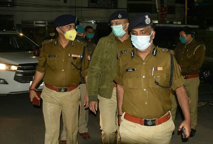 डॉ. निशा हत्याकांड: मासूम बेटी ने बेहोशी का नाटक कर बचाई अपनी और छोटे भाई की जान मौके पर पुलिस अधिकारी