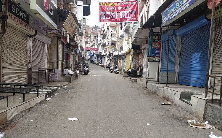 शहर में रविवार को बंद रहीं दुकानें, सड़कों पर भी कम दिखे लोग बिलासपुर में रविवार को सरकारी आदेश के बाद बंद पड़ी गुरुद्वारा मार्किट।