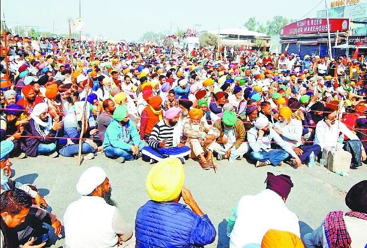 किसान आंदोलन में पहुंचीं गायिका सोनिया मान, चोरों ने ऐसे जैकेट की जेब से गायब किया मोबाइल सिंघु बॉर्डर पर बैठे किसान।