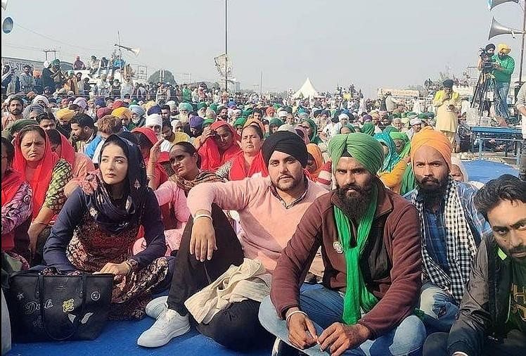 किसान आंदोलन में पहुंचीं गायिका सोनिया मान, चोरों ने ऐसे जैकेट की जेब से गायब किया मोबाइल धरने पर बैठीं सोनिया मान।