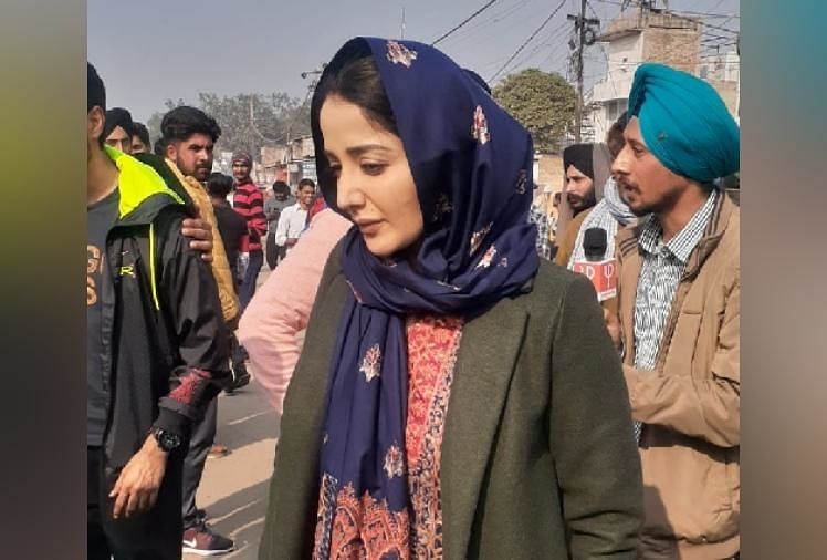 किसान आंदोलन में पहुंचीं गायिका सोनिया मान, चोरों ने ऐसे जैकेट की जेब से गायब किया मोबाइल गायिका सोनिया मान।