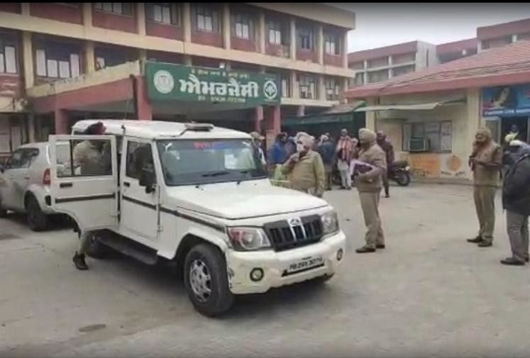 सिविल अस्पताल पहुंची पुलिस।