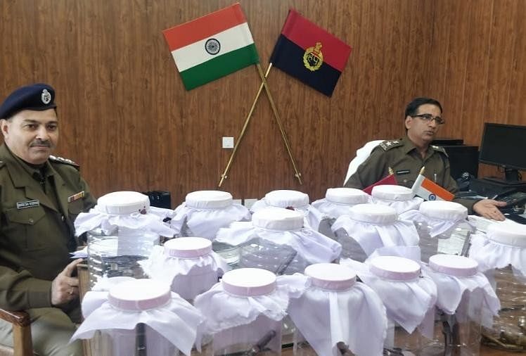 हरियाणा : अवैध हथियारों के साथ पकड़े दो आरोपी, 14 देसी कट्टे बरामद सिरसा में आरोपियों से बरामद सामान दिखाते पुलिस अधिकारी।