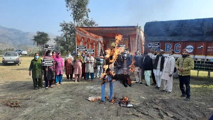 किसानों ने जलाया कृषि मंत्री का पुतला किसान आंदोलन के समर्थन में जुखाला में कृषि मंत्री का पुतला फूंकते हुए।