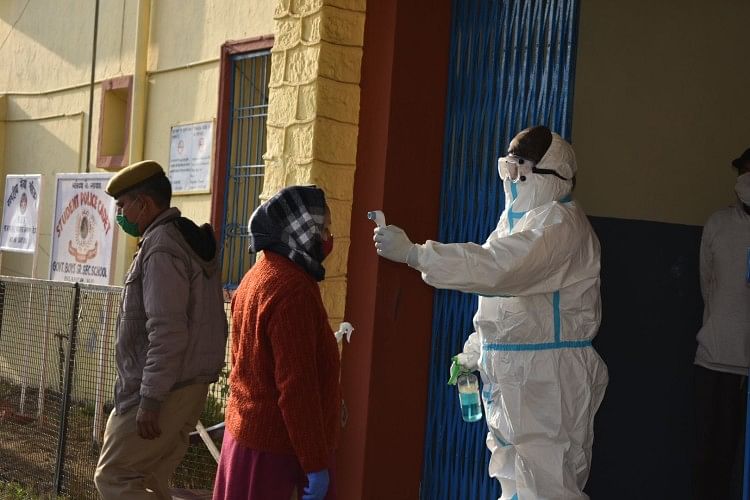 नौ कोरोना संक्रमितों ने किया मतदान मतदान से पहले कोरोना पॉजिटिव की थर्मल स्क्रीनिंग करते हुए।