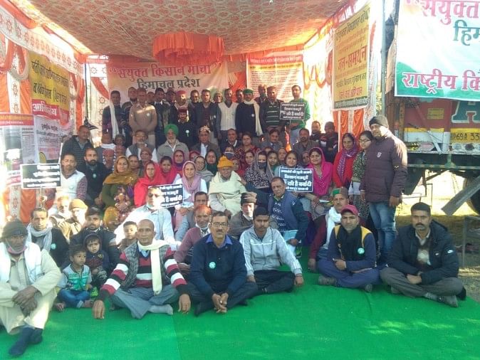 जुखाला में किसान आंदोलन के समर्थन में धरना 15वें दिन भी जारी किसानों के समर्थन में धरने पर बैठे संयुक्त किसान मोर्चा के सदस्य।