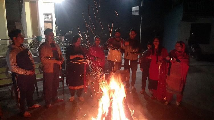 सुंदरिये नी मुंदरिये, तेरा कौन बेचारा हो... बिलासपुर में लोहड़ी का त्योहार मनाते लोग।