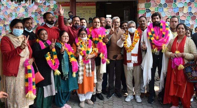 कमलेंद्र कश्यप के सिर सजा नप बिलासपुर के अध्यक्ष का ताज बिलासपुर नगर परिषद के नवनिर्वाचित प्रधान व उपप्रधान विधायक सुभाष ठाकुर के साथ।