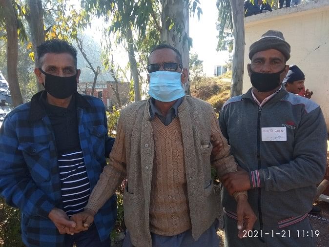 नघ्यार पंचायत में पोलिंग बूथ सड़क से दूर, लोगों में रोष नघ्यार में दृष्टिबाधित प्रेमचंद को मतदान के लिए ले जाते परिजन।