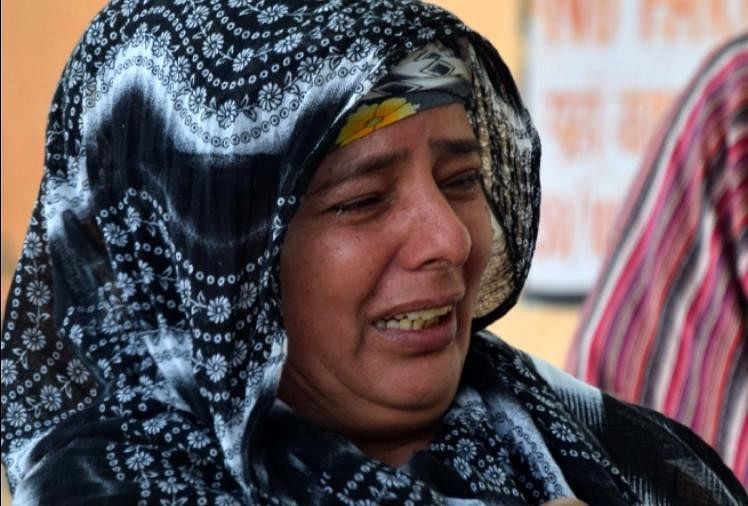 रोती मृतक की बहू।