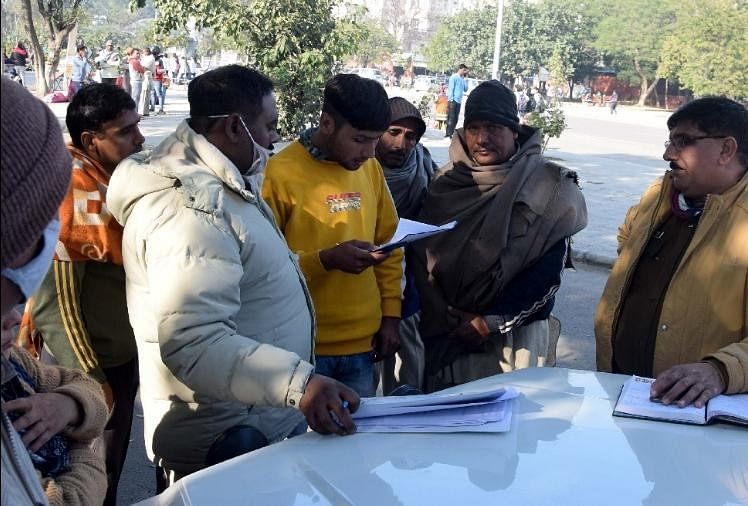 घरवालों से जानकारी जुटाती पुलिस।