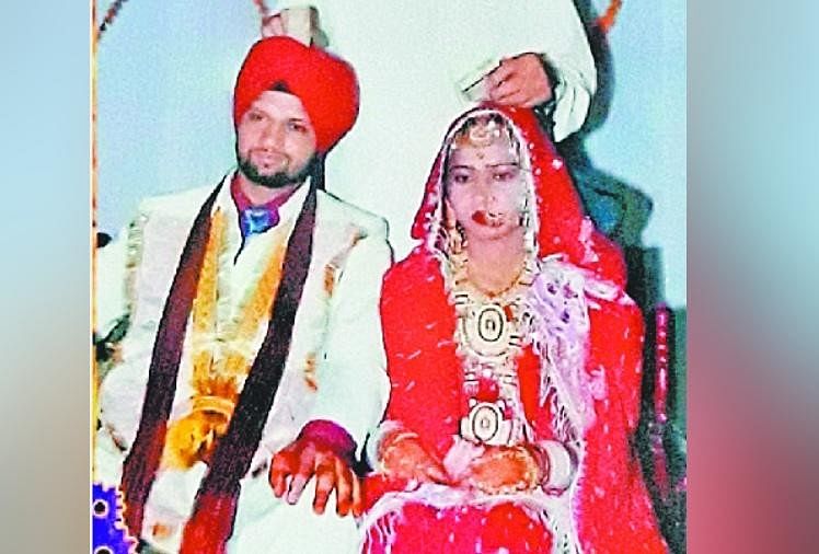 फोन पर पत्नी से जवान बोला- यहां सब ठीक है, तीन घंटे बाद आई शहादत की खबर, गम में डूबा गांव शहीद निर्मल सिंह अपनी पत्नी के साथ।