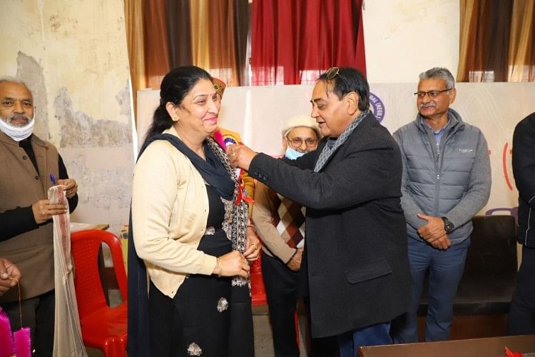 बिलासपुर में नगर परिषद के पार्षदों को किया सम्मानित संयुक्त व्यापार मंडल के साधारण अधिवेशन कार्यक्रम में बैच लगाते हुए।