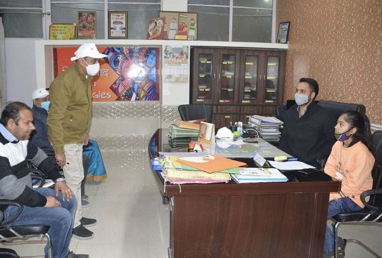 एक दिन के लिए बेटियों ने संभाली फिरोजाबाद की कमान, कोई बना डीएम तो कोई एसएसपी नेहा ने संभाली सीडीओ की कुर्सी