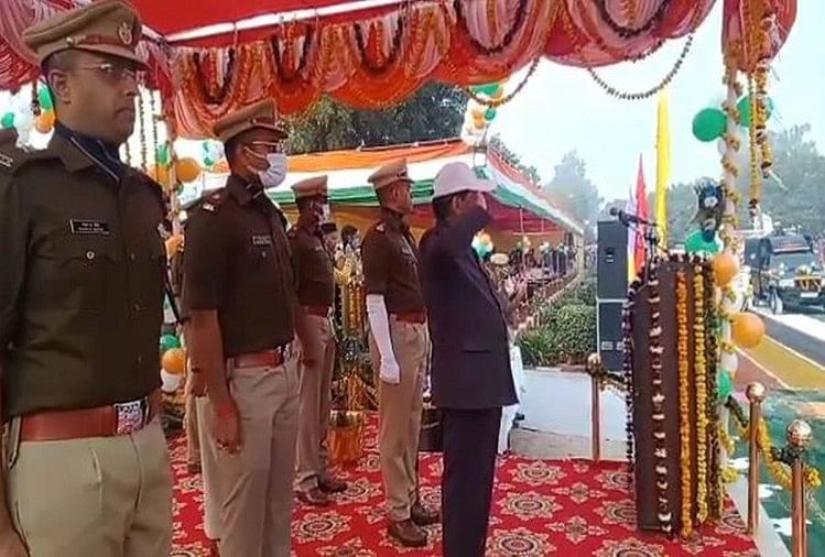 Republic Day 2021: उमंग और उल्लास के साथ मना गणतंत्र दिवस, शान से लहराया तिरंगा आगरा पुलिस लाइन में परेड की सलामी लेते मुख्य अतिथि