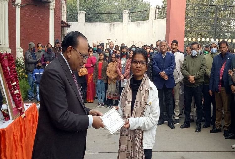 Republic Day 2021: उमंग और उल्लास के साथ मना गणतंत्र दिवस, शान से लहराया तिरंगा विजयी प्रतिभागी को प्रमाणपत्र देते कुलपति