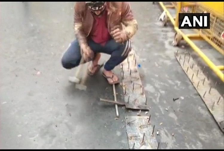 किसानों ने उखाड़ी कीलें