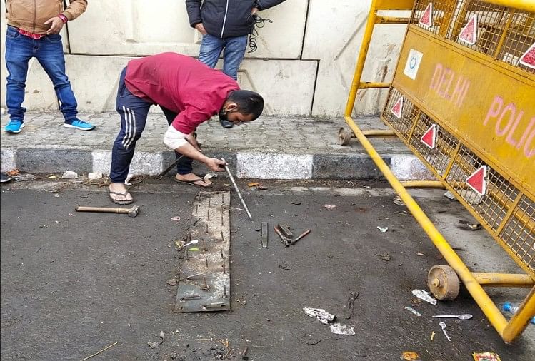 दिल्ली पुलिस ने हटवाईं कील