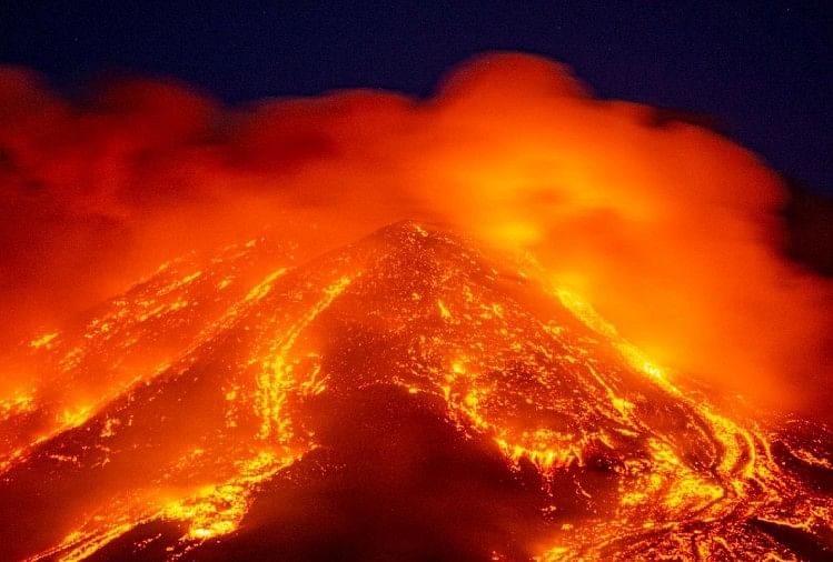 इटली के माउंट एटना ज्वालामुखी में हुआ विस्फोट