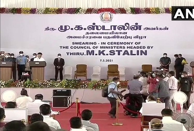 mk stalin oath taking ceremony 2021: डीएमके प्रमुख एमके स्टालिन ने ली मुख्यमंत्री पद की शपथ, कैबिनेट में शामिल हुए ये नेता स्टालिन ने ली मुख्यमंत्री पद की शपथ