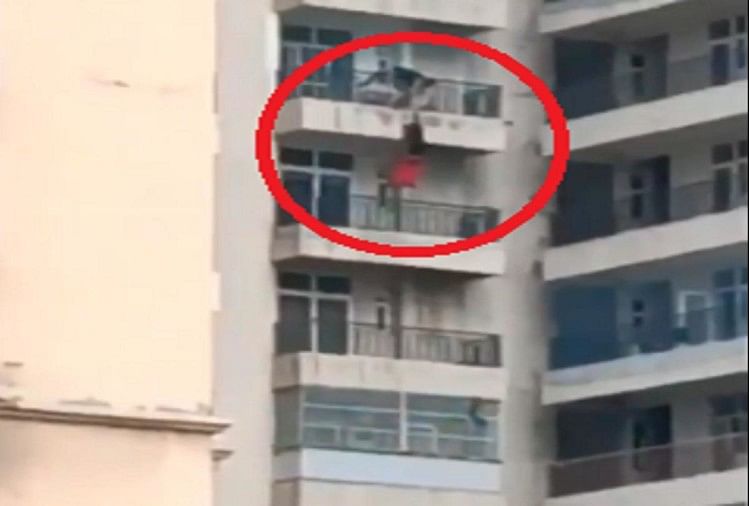 यूपी: गाजियाबाद में नौवीं मंजिल से कूदी महिला का पति ने पकड़ा हाथ, लोगों ने नीचे लगाए गद्दे, लेकिन... महिला ने नौवीं मंजिल से लगाई छलांग