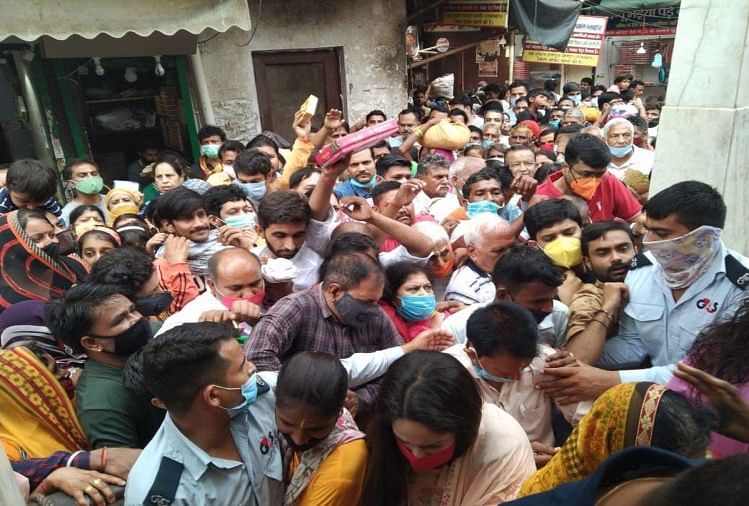 कोरोना की तीसरी लहर से भक्त बेखबर: वृंदावन में बांकेबिहारी के दर्शन को उमड़ी भीड़, व्यवस्थाएं ध्वस्त बांकेबिहारी मंदिर के द्वार पर भक्तों की भीड़