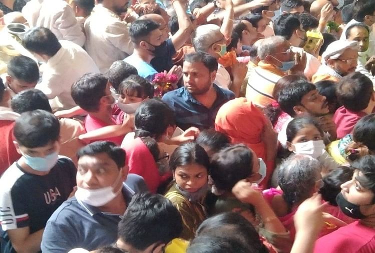 कोरोना की तीसरी लहर से भक्त बेखबर: वृंदावन में बांकेबिहारी के दर्शन को उमड़ी भीड़, व्यवस्थाएं ध्वस्त बांकेबिहारी मंदिर में भक्तों की भीड़