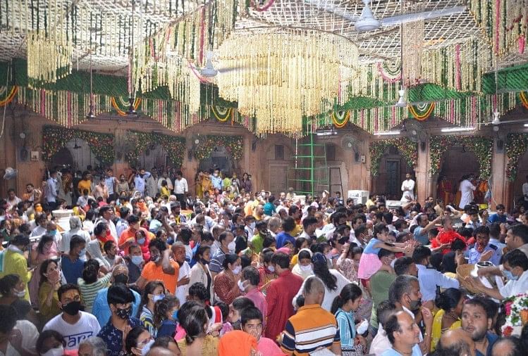 कोरोना की तीसरी लहर से भक्त बेखबर: वृंदावन में बांकेबिहारी के दर्शन को उमड़ी भीड़, व्यवस्थाएं ध्वस्त बांकेबिहारी मंदिर में भक्तों की भीड़