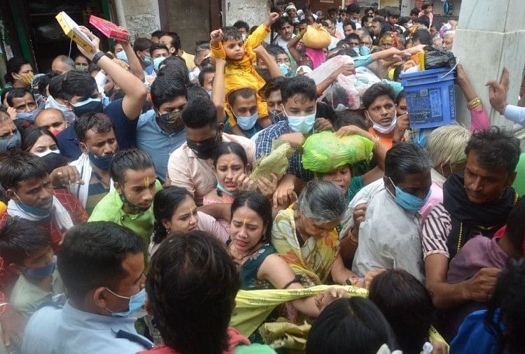 कोरोना की तीसरी लहर से भक्त बेखबर: वृंदावन में बांकेबिहारी के दर्शन को उमड़ी भीड़, व्यवस्थाएं ध्वस्त बांकेबिहारी मंदिर की गली में भक्तों की भीड़