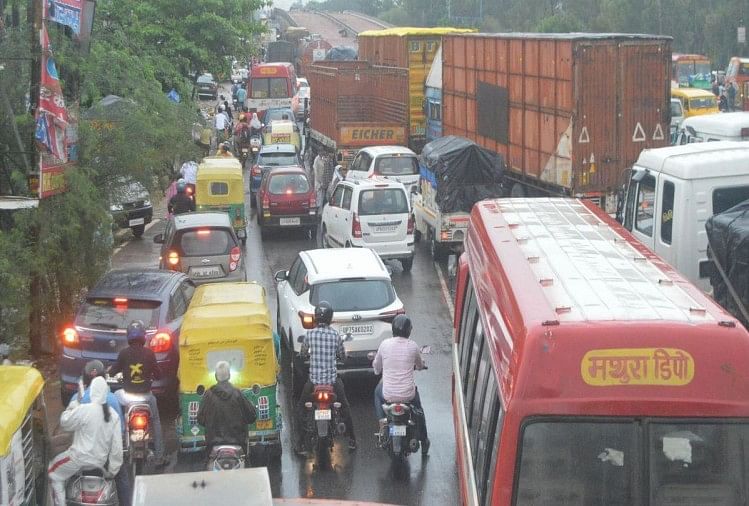 बारिश से आगरा बेहाल: शहर की सड़कों से लेकर हाईवे तक जलभराव, छह घंटे जाम में रेंगते रहे वाहन आईएसबीटी के पास लगा जाम