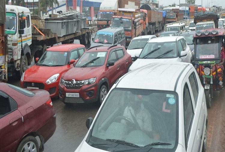 बारिश से आगरा बेहाल: शहर की सड़कों से लेकर हाईवे तक जलभराव, छह घंटे जाम में रेंगते रहे वाहन हाईवे पर लगा जाम