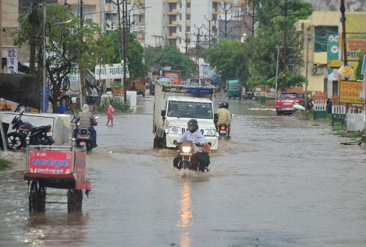 बारिश से आगरा बेहाल: शहर की सड़कों से लेकर हाईवे तक जलभराव, छह घंटे जाम में रेंगते रहे वाहन सड़क पर जलभराव