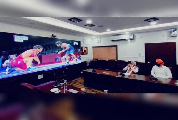 Bajrang Punia: खुशी में झूमा हरियाणा, भावुक मां बोलीं- मेरे लाल ने बढ़ाया मेरा मान बजरंग का मैच देखते सीएम मनोहर लाल।