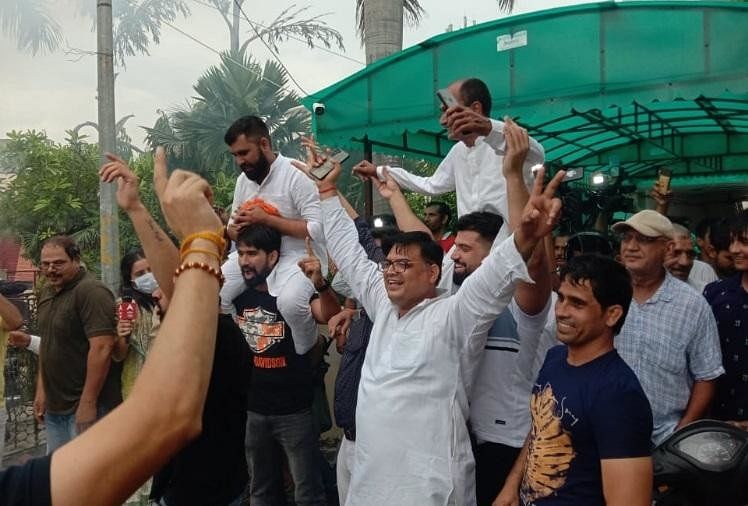 Bajrang Punia: खुशी में झूमा हरियाणा, भावुक मां बोलीं- मेरे लाल ने बढ़ाया मेरा मान सोनीपत में जश्न