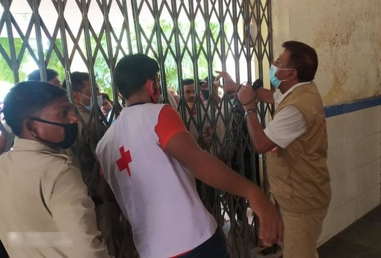 हरिद्वार: टीकाकरण केंद्र पर उमड़ी भीड़, धक्का-मुक्की में कई महिलाएं और बुजुर्ग गिरे, तस्वीरें... टीकाकरण केंद्र पर भीड़ को समझाती टीम