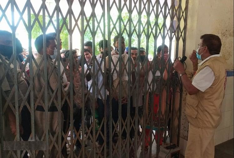 हरिद्वार: टीकाकरण केंद्र पर उमड़ी भीड़, धक्का-मुक्की में कई महिलाएं और बुजुर्ग गिरे, तस्वीरें... टीकाकरण केंद्र पर भीड़ बढ़ने के बाद बंद किया दरवाजा