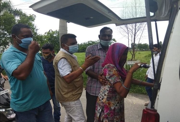 हरिद्वार: टीकाकरण केंद्र पर उमड़ी भीड़, धक्का-मुक्की में कई महिलाएं और बुजुर्ग गिरे, तस्वीरें... टीकाकरण के लिए जाते लोग