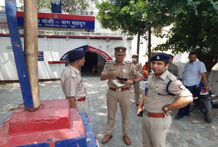 मथुरा में दिनदहाड़े लूट से सनसनी: पुलिस चौकी के नजदीक चांदी व्यापारी से एक करोड़ पांच लाख लूटे लूट की घटना के बाद पहुंची पुलिस