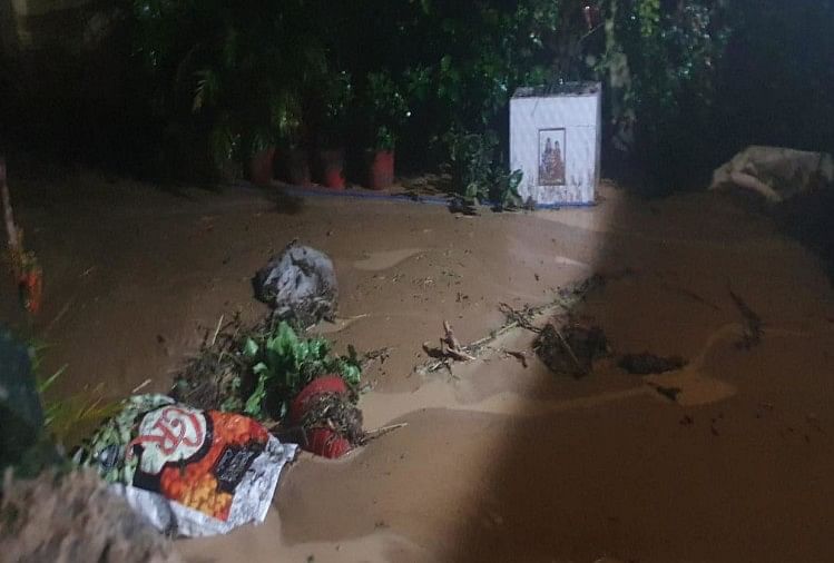 उत्तराखंड में तबाही: देर रात देहरादून में फटा बादल, घरों में घुसे पत्थर और मलबा, बर्बादी का मंजर तस्वीरों में... देहरादून में फटा बादल