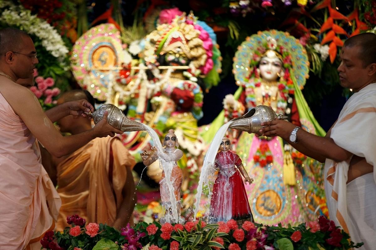 अहमदाबाद के इस्कॉन मंदिर में राधा-कृष्ण की प्रतिमा का दुग्धाभिषेक