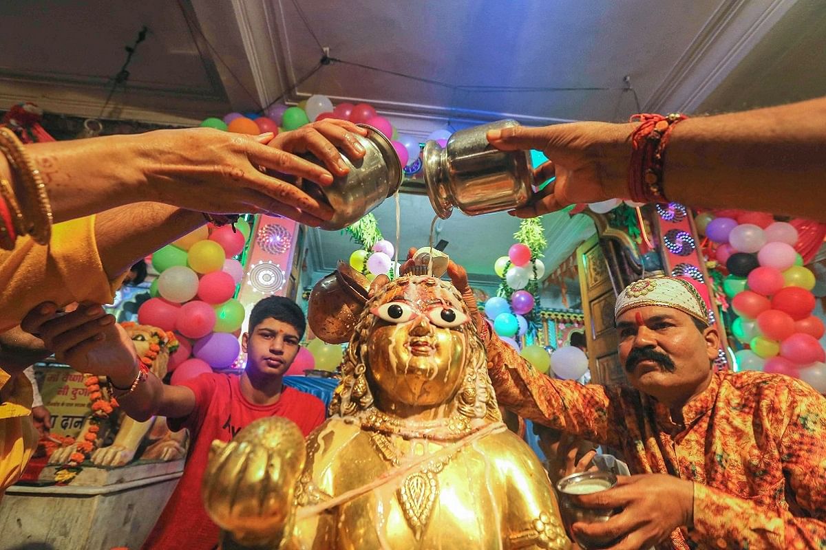 भोपाल के एक मंदिर में दुग्धाभिषेक करते श्रृद्धालु