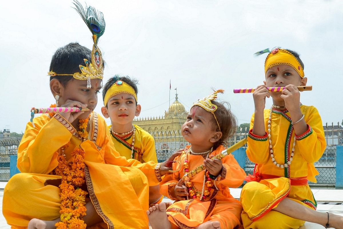 अमृतसर के एक मंदिर में कृष्ण रूप में बच्चे