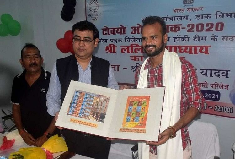 विशेश्वरगंज प्रधान डाक घर में ओलंपियन ललित उपाध्याय को सम्मानित करते पोस्टमास्टर जनरल कृष्ण कुमार यादव।