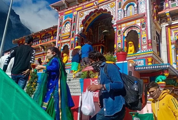 उत्तराखंड: कपाट खुलने के चार माह बाद शुरू हुई चारधाम यात्रा, तड़के से धामों में पहुंचे भक्त, लिया आशीष, तस्वीरें यात्रा के लिए पहुंचे श्रद्धालु
