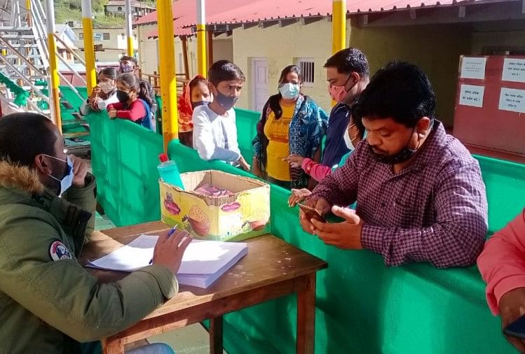 उत्तराखंड: कपाट खुलने के चार माह बाद शुरू हुई चारधाम यात्रा, तड़के से धामों में पहुंचे भक्त, लिया आशीष, तस्वीरें यात्रा के लिए पहुंचे श्रद्धालु