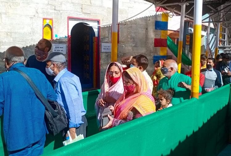 उत्तराखंड: कपाट खुलने के चार माह बाद शुरू हुई चारधाम यात्रा, तड़के से धामों में पहुंचे भक्त, लिया आशीष, तस्वीरें यात्रा के लिए पहुंचे श्रद्धालु