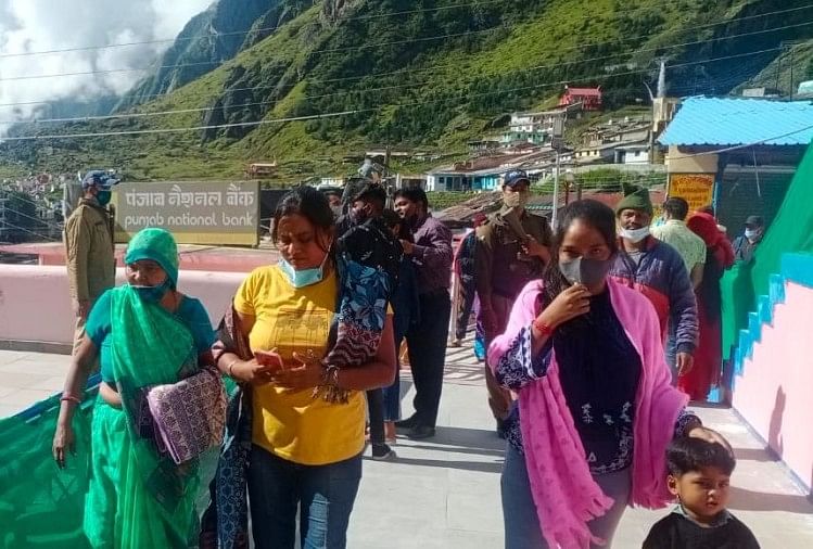उत्तराखंड: कपाट खुलने के चार माह बाद शुरू हुई चारधाम यात्रा, तड़के से धामों में पहुंचे भक्त, लिया आशीष, तस्वीरें यात्रा के लिए पहुंचे श्रद्धालु